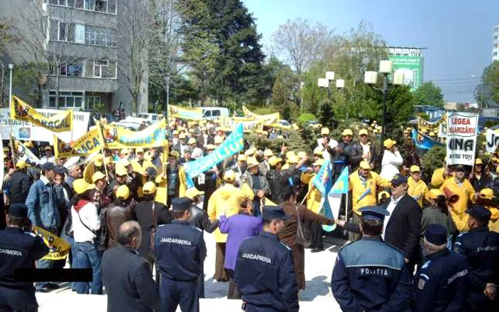 Imagini... "de arhivă" din faţa Prefecturii Olt - Slatina