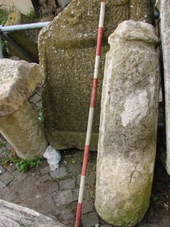 Falus din piatră în lungime de 1,14 metri descoperit la Alba Iulia
