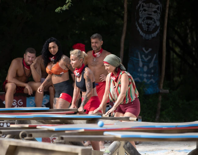 The Faimoșii tribe competing in a Survivor România balancing challenge