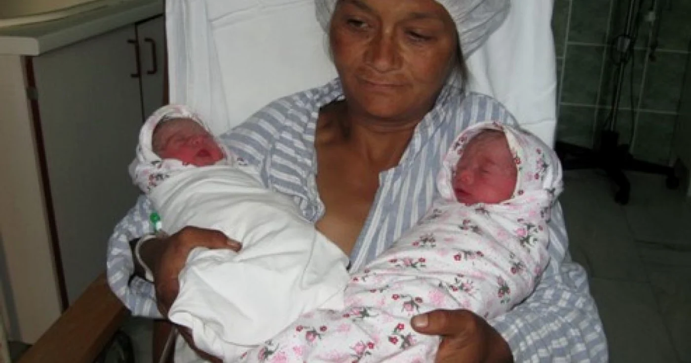 Botoşani: Mai are 15 copii acasă şi a născut astăzi gemeni! După naştere, medicii i-au legat mamei trompele!(GALERIE FOTO)