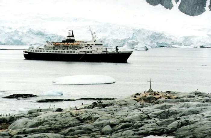 
    Nava şi pasagerii sunt în afara pericolului, afirmă surse oficiale  