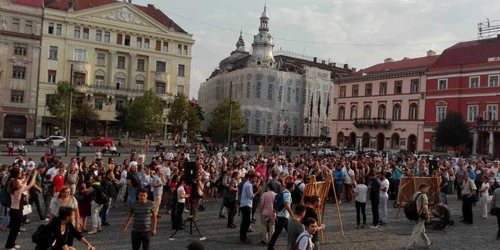 clujeni in piata unirii foto florina pop