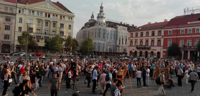 Clujenii au a;teptat în Piaţa Unirii desemnarea Capitalei Culturale Europene 2021. FOTO: Florina Pop