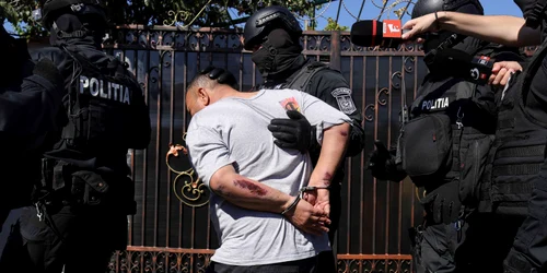 Politisti fac perchezitii la resedintele mai multor persoane implicate in altercatiile violente de sambata, 21 septembrie in orasul Pantelimon  Foto Inquam Photos Octav Ganea (2) jpg
