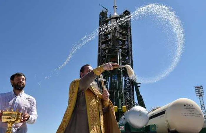 Un preot rus stropeste cu apă sfinţită o rachetă spaţială Soyuz FOTO AFP