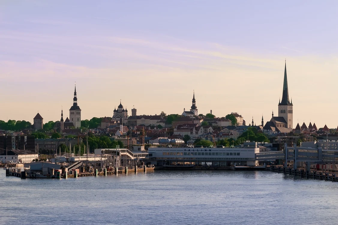 Foto cu capitala Estoniei, Tallin, surprinsă de pe apă Foto Pixabay