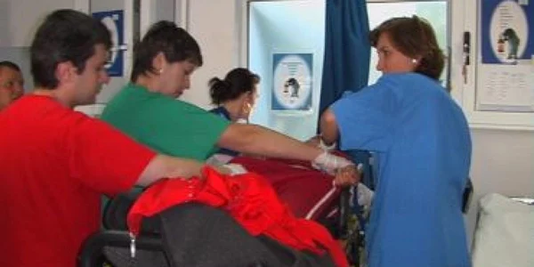 aşi: Un bărbat a fost strivit de plăci de tablă