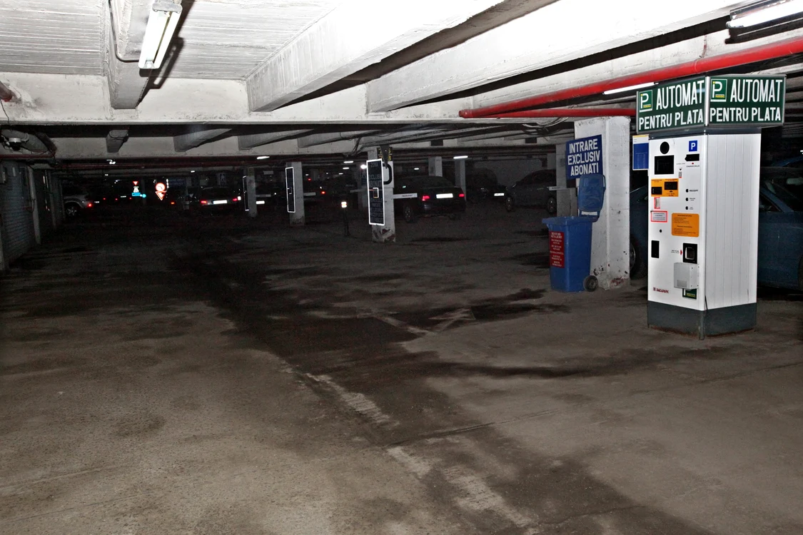 Înainte de reabilitare parcarea arăta deplorabil şi era ocupată de maşini abandonate