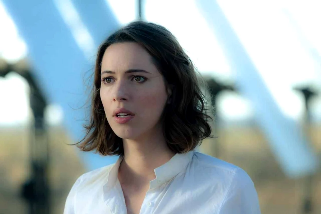 Rebecca Hall (Evelyn Caster în film) îl
eclipsează până şi pe Dumnezeu-Johnny Depp, în „Transcendence: Viaţă după moarte“