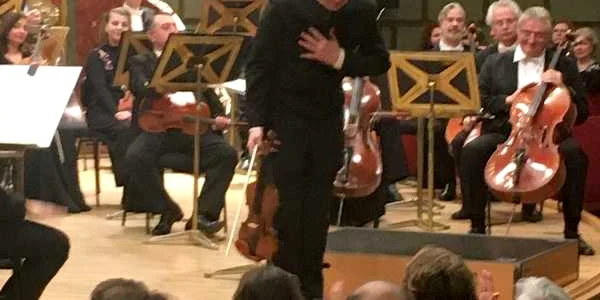 Remus Azoiţei salutând publicul la finalul concertului de la Ateneu