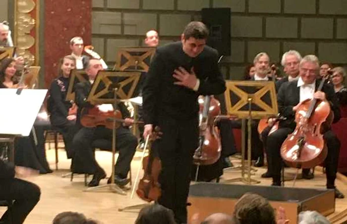 Remus Azoiţei salutând publicul la finalul concertului de la Ateneu