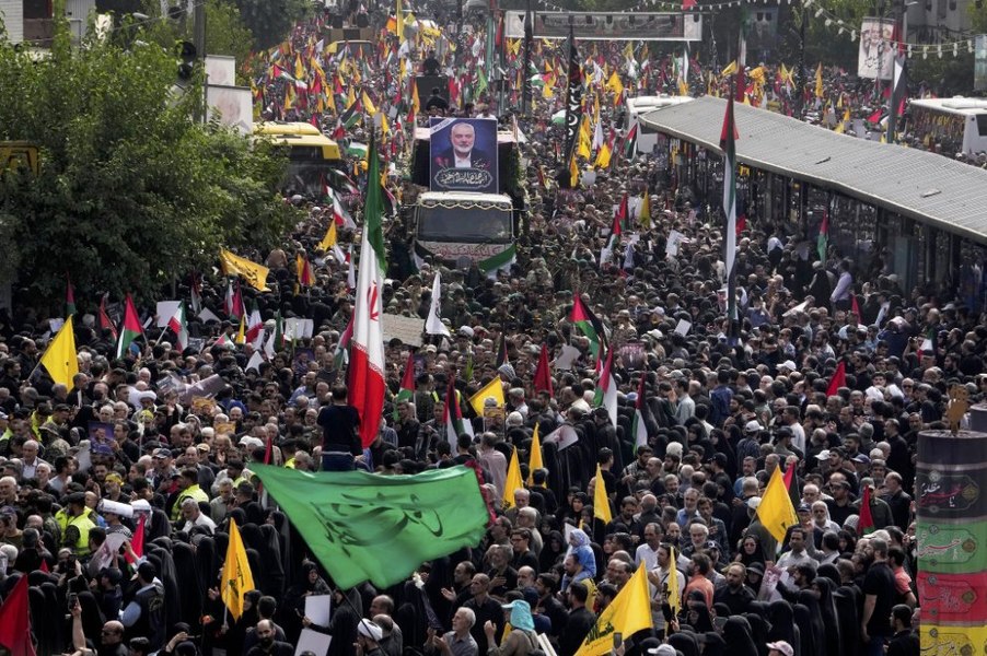Susținătorii liderului asasinat al Hamas, Ismail Haniyeh, cer răzbunare. Mii de oameni au participat la funeralii VIDEO