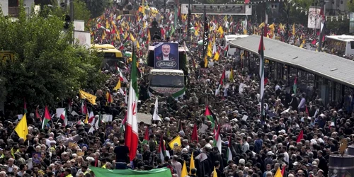 Mii de oameni au fost prezenți la funeraliile lui Ismail Haniyeh la Teheran FOTO @reichtjetztmal / X