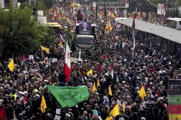 Mii de oameni au fost prezenți la funeraliile lui Ismail Haniyeh la Teheran FOTO @reichtjetztmal / X