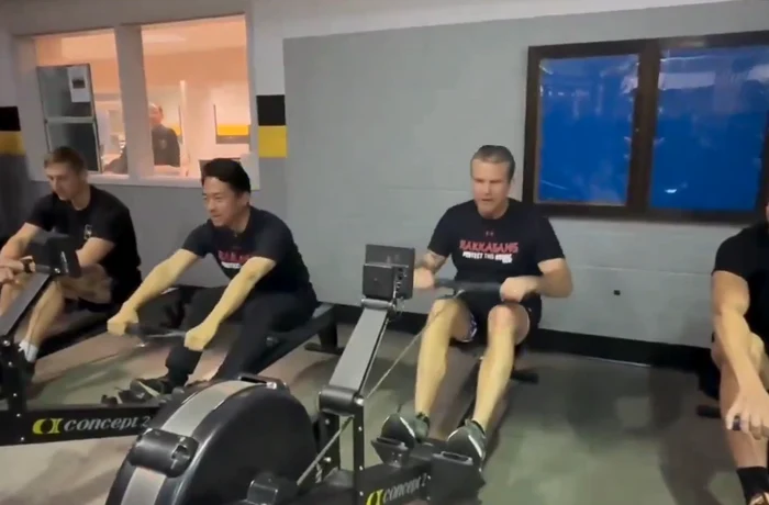 VIDEO Miniștrii apărării american și nipon s-au delectat cu exerciții fizice înaintea unei întâlniri oficiale la Pentagon