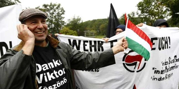 Un neamţ poartă un tricou imprimat cu „Mulţumesc Viktor“ FOTO AP