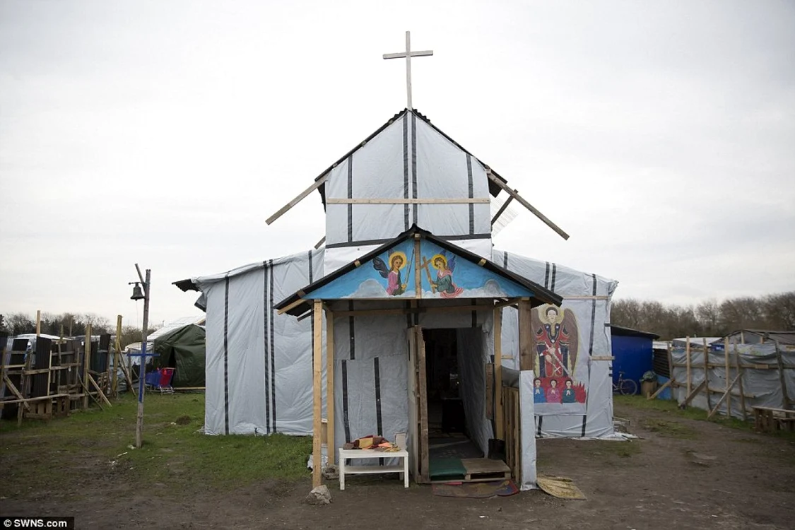 Biserica in tabara de imigranti de la Calais FOTO Daily Mail