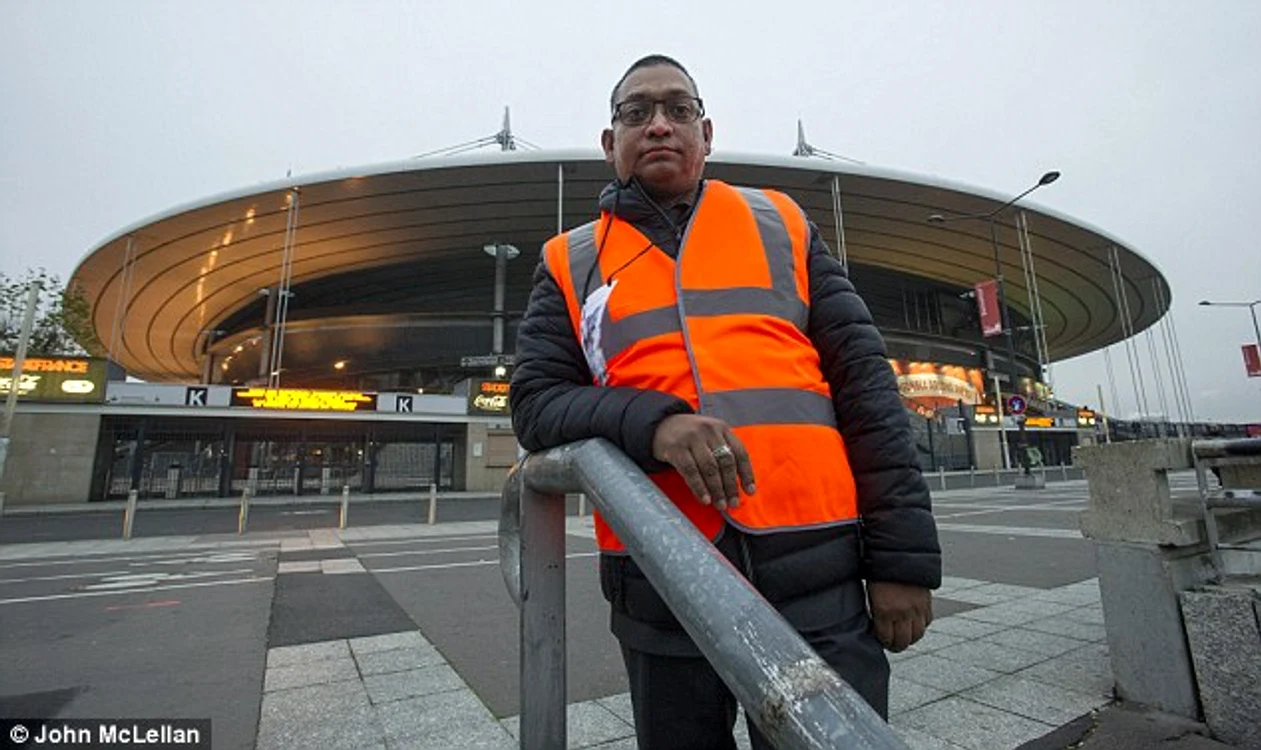 
    Salim Toorabally (42 de ani) a salvat vieților celor prezenți pe Stade de France la 13 noiembriefoto: John McLellan/Daily Mail  