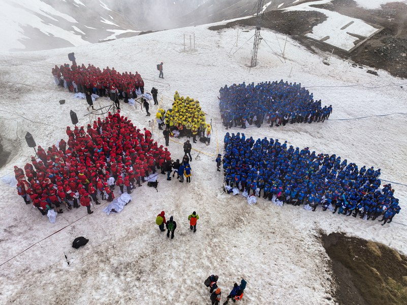 Oamenii MedLife au obținut Record Guinness pentru “Cea mai mare imagine a unui cromozom uman” pe Vf. Omu