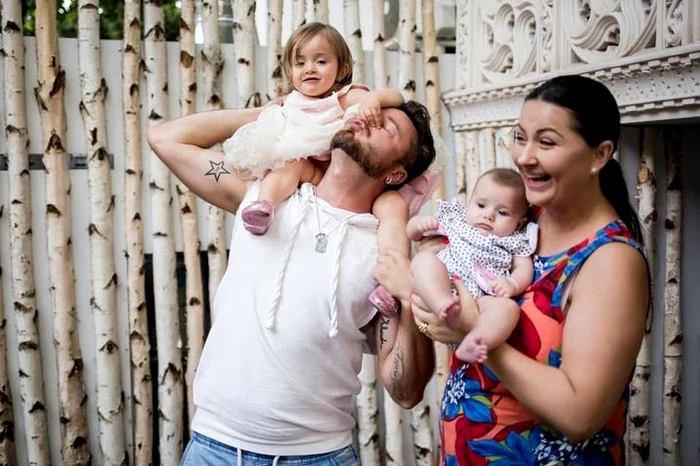 Gabriela Cristea şi Tavi Clonda, alături de cele două fetiţe ale lor