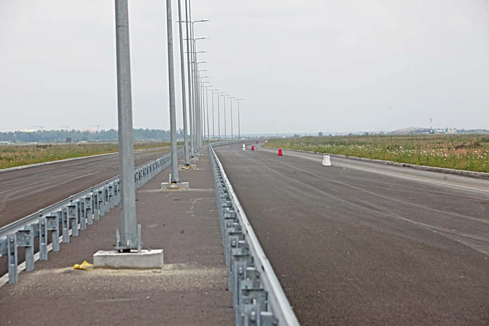 Ambele benzi sunt asfaltate, delimitate şi iluminate