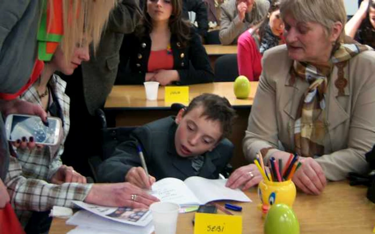 Sebastian Remus Crăciun dă autografe pe volumul "Freamăt de speranţă". FOTO: Arhivă personală