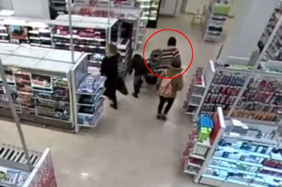 
    Femeia s-a îndreptat spre bebeluş şi a început să-l strângă de gâtFoto: The Mirror  