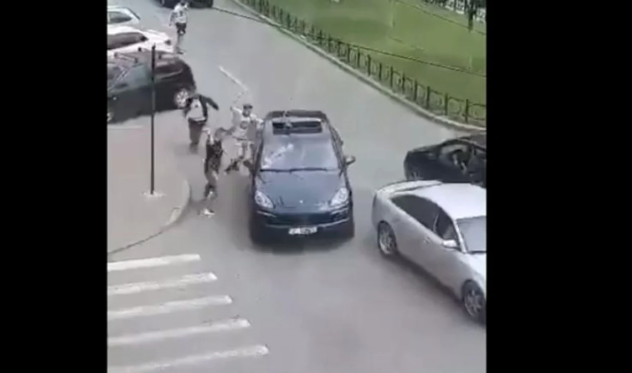 Interlopii lovind o maşină de lux în centrul Craiovei FOTO Facebook/ Secţia de Poliţie