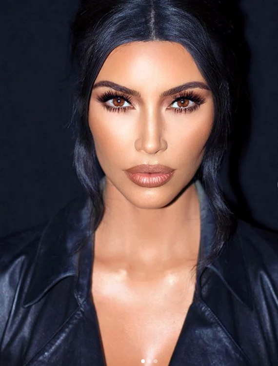 
    Kim Kardashian lasă puțin loc imaginației în acest costum de baieFoto: Instagram  