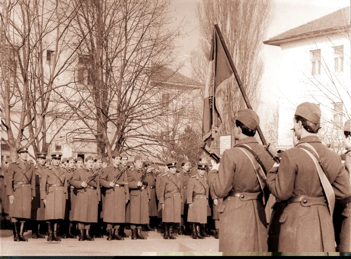 Militari români care depun jurământul (1989)