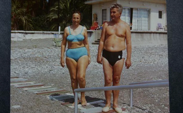 Revista Historia a publicată câteva fotografii rare cu Nicolae și Elena Ceaușescu în costume de baie, dintr-o vacanță în URSS