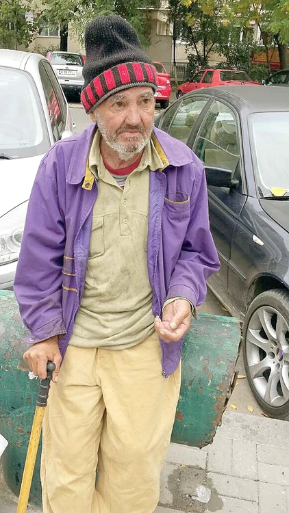 Ion Mrenea are doar 400 de lei pensie. Ca să poată  supravieţui, cerşeşte