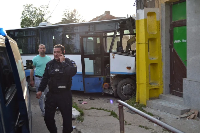 Autobuzul a lovt un gard, un zid de bar şi un stâlp. FOTO Adrian Boioglu