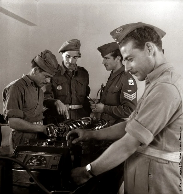 Recurţi se antrenează sub supervizarea unui instructor britanic,  1947 (Keystone Features/Getty Images)