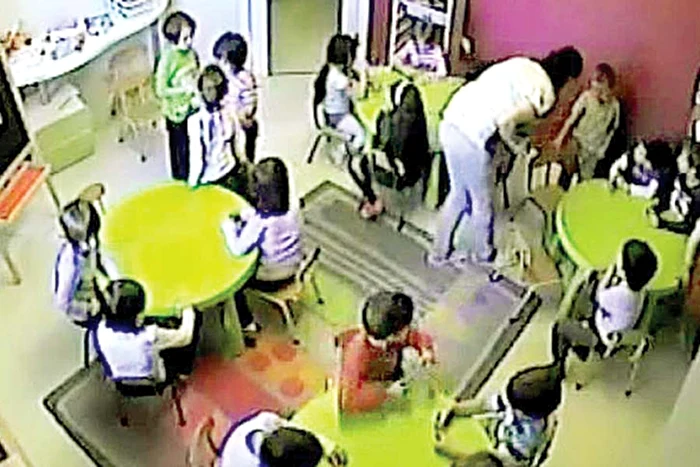 Târâţi pe holuri, bruscaţi şi loviţi, copiii sunt de-a dreptul înfricoşaţi (Capturi: reporterntv.ro)
