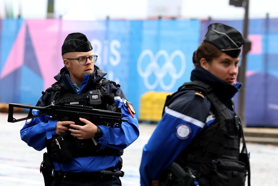 Polițiștii înarmați se asigură că nimic rău nu se întâmplă la Jocurile Olimpice. Foto AFP 