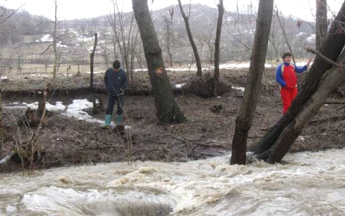 Maşina a fost acoperita de apă