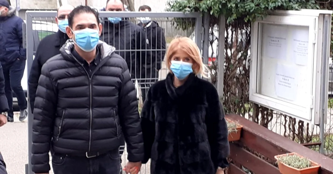 Primarul Slatinei a venit la secţia de vot însoţit de Ana-Maria Moţ, soţia sa FOTO: Adevărul