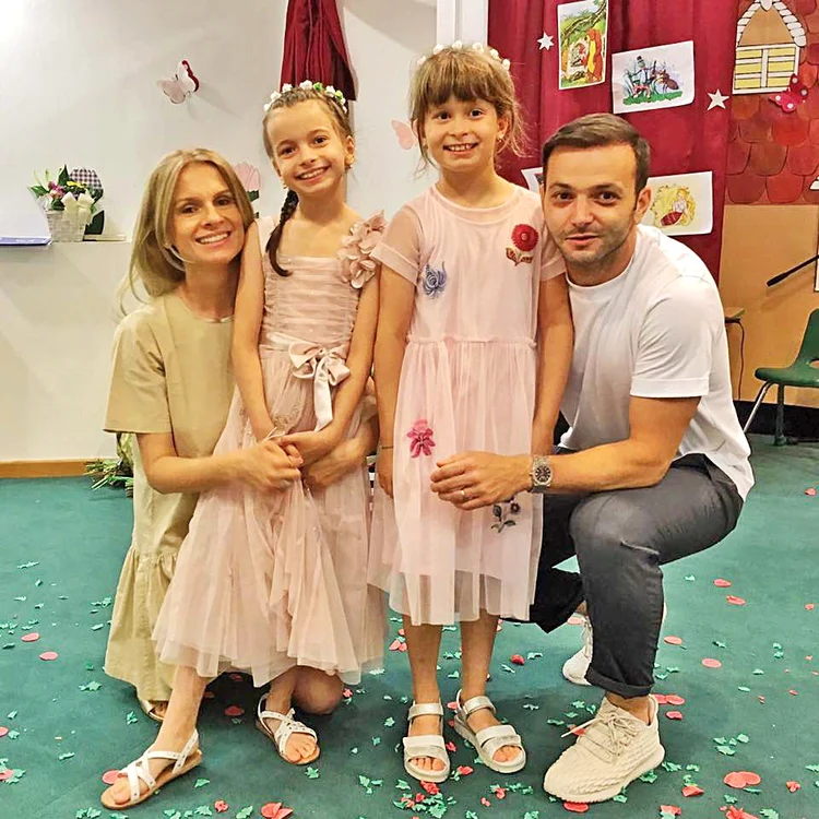 Mara şi Cezara,  gemenele familiei  Morar, mândre  de coroniţele lor