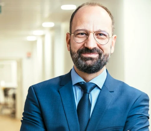 Medicul anestezist Radu Lupescu a fost decorat de Emmanuel Macron. FOTO: Arhivă personală