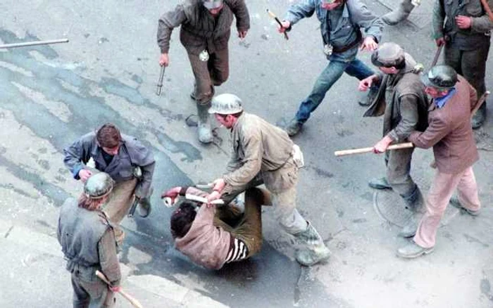 În timpul mineriadei din 1991, au fost rănite 445 de persoane. Foto arhivă