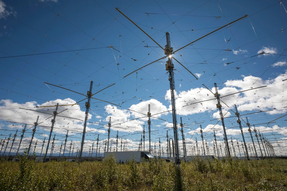 Instrumentul de cercetare ionosferică (IRI) de la instalația HAARP din Alaska Foto Profimedia