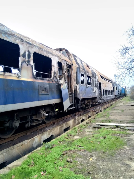 Așa arăta trenul în această dimineață, după stingerea flăcărilor