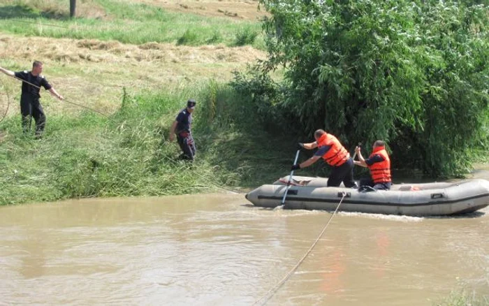
    Pompierii, jandarmii şi poliţiştii le caută pe fetiţe, de miercuri  