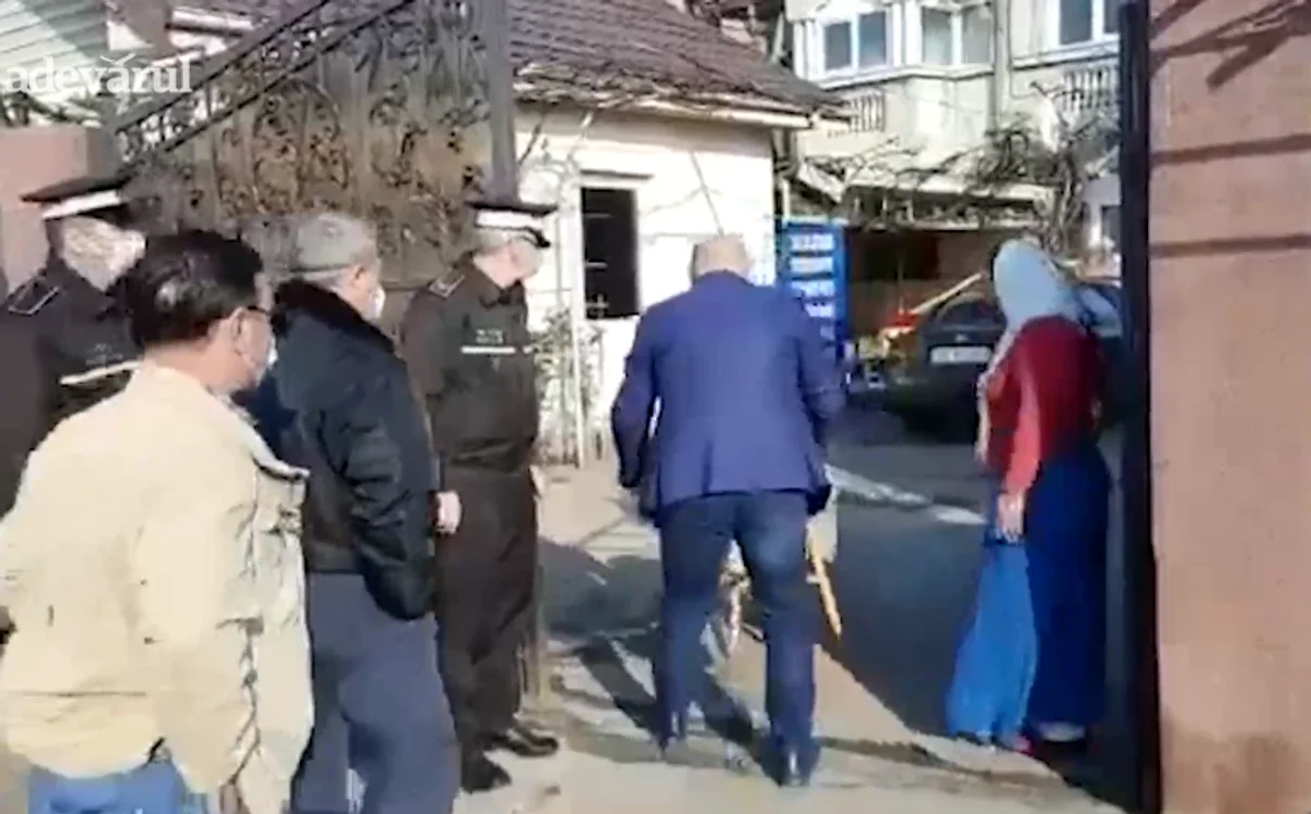 
    Polițiștii i-au returnat femeii gunoiul  