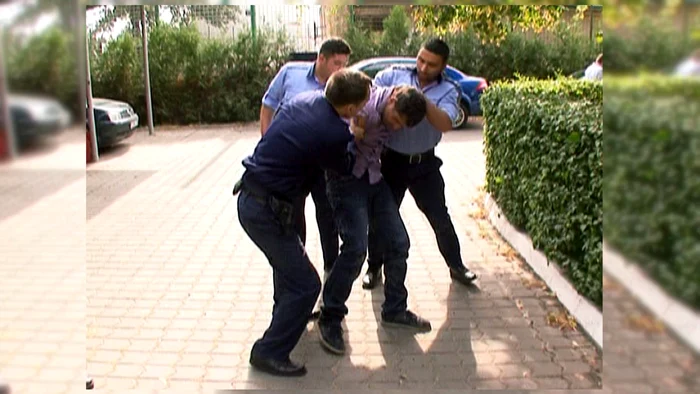 Criminalul a încercat de două ori să fugă de sub escorta poliţiştilor