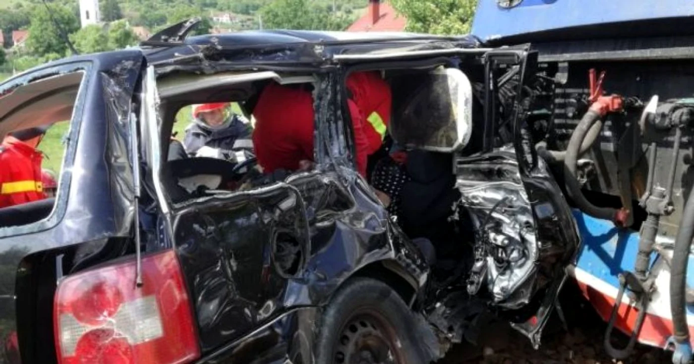 Accidentul de la Viişoara s-a soldat cu cinci morţi. Maşina a fost lovită în plin de un tren