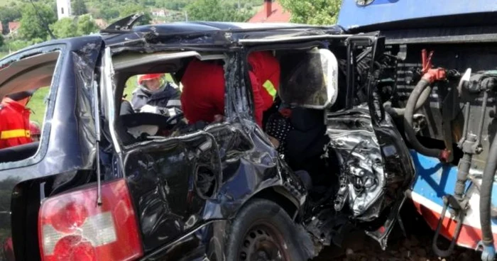 Accidentul de la Viişoara s-a soldat cu cinci morţi. Maşina a fost lovită în plin de un tren