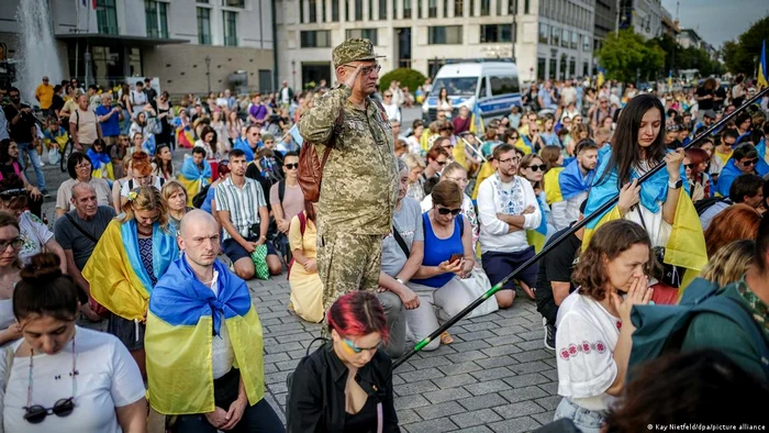 Veteran ucrainean salută de Ziua Independenței Ucrainei la o demonstrație în fața Porții Brandenburg