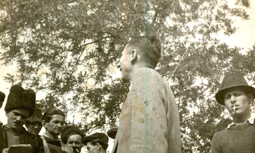 Aspect de la constituirea cooperativei agricole de producţie din Ceamurlia de Jos, judeţul Tulcea (©  „Fototeca online a comunismului românesc”, cota: 13/1949)